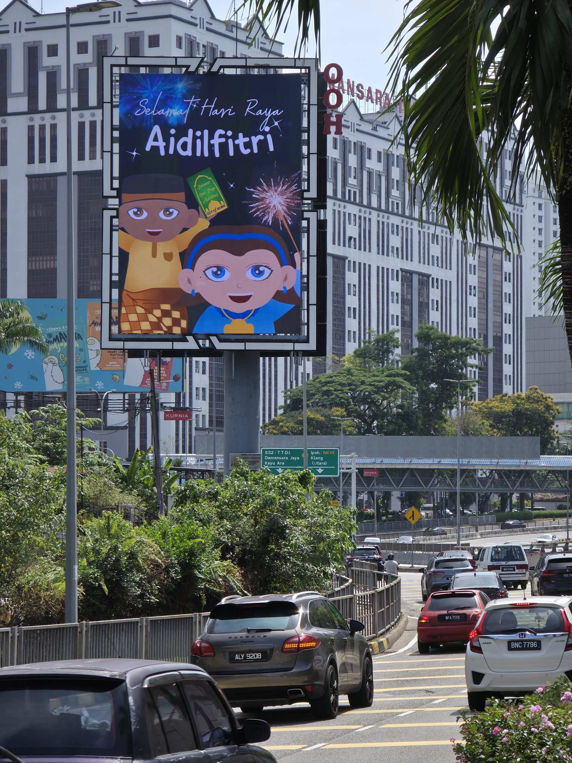 Standard format digital screen showing billboard advertising cost in Malaysia and typical billboards pricing.